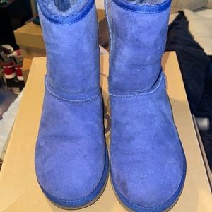 Blue kids Uggs . Used . Fits woman size 6